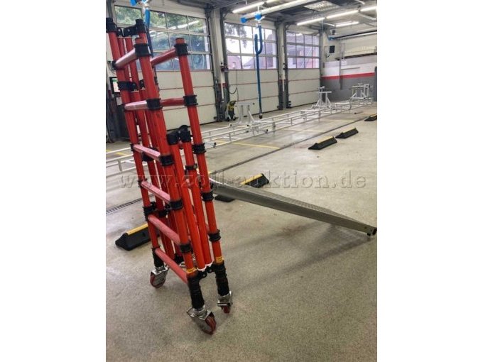 Zugeklappt mit Podest