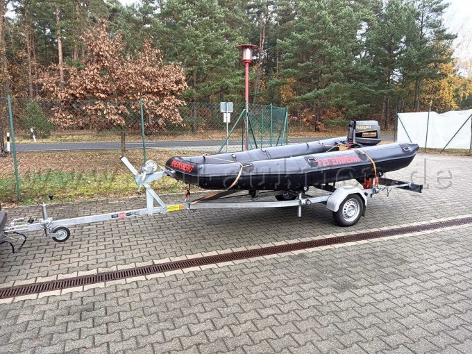 Ansicht Schlauchboot + Trailer