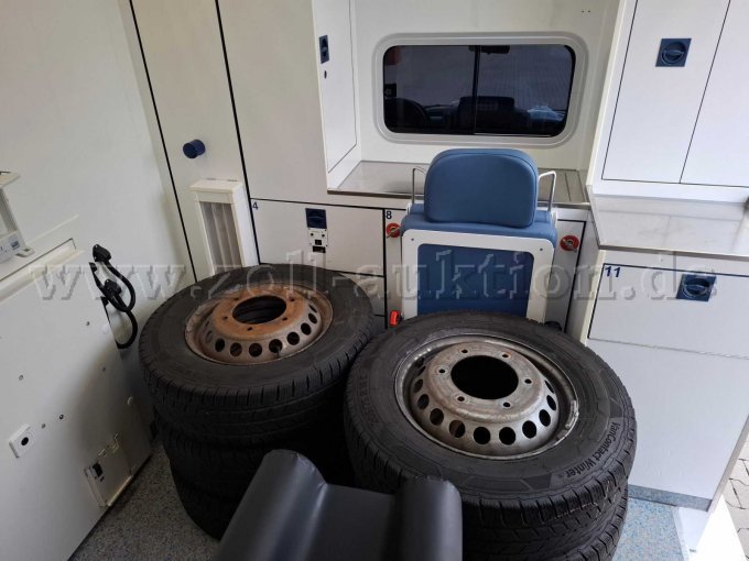 Innenraum + zusätzliche Reifen