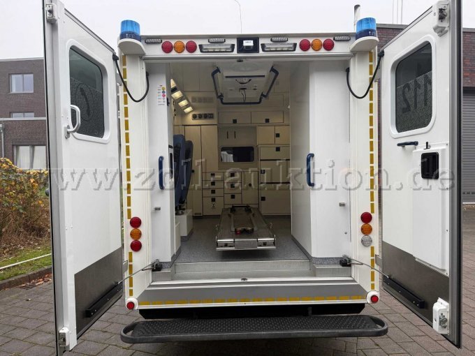 Heckansicht mit Tragetisch Stryker