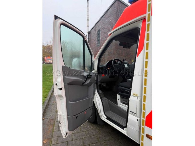 Beulen und Schrammen in der Tür durch einklemmen des Sicherheitsgutes!