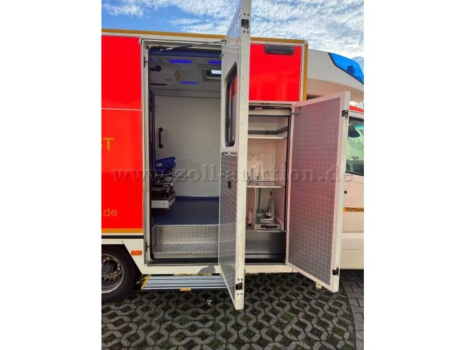 Gerätefach Beifahrerseite und Patientenraumtür