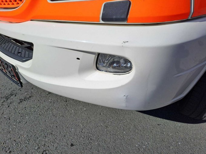 Beschädigung Stoßfänger vorne links