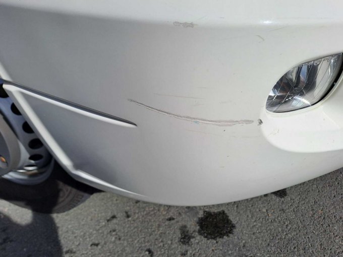 Beschädigung Stoßfänger vorne rechts