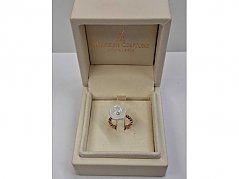 Ring in geöffneter Box