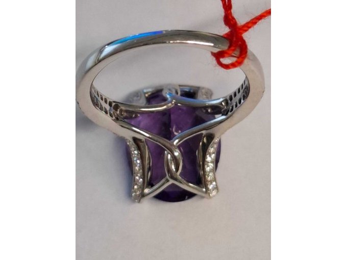 1 Ring *** 18 Karat Weißgold *** mit Besatz violetter Farbstein ** Bucherer – foto 3 – kavel bij Zoll-Auktion, München