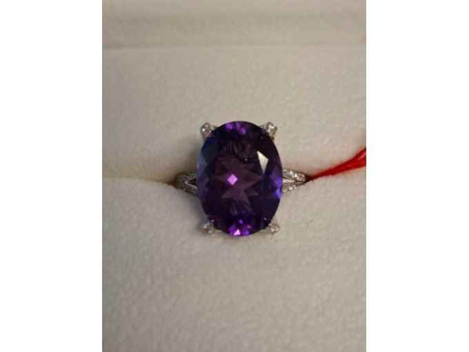 1 Ring *** 18 Karat Weißgold *** mit Besatz violetter Farbstein ** Bucherer – foto 7 – kavel bij Zoll-Auktion, München