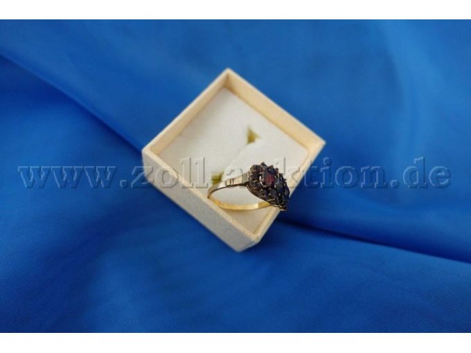Ring 333er Gelbgold mit 19 Granatsteinen - Diagonal seitlich