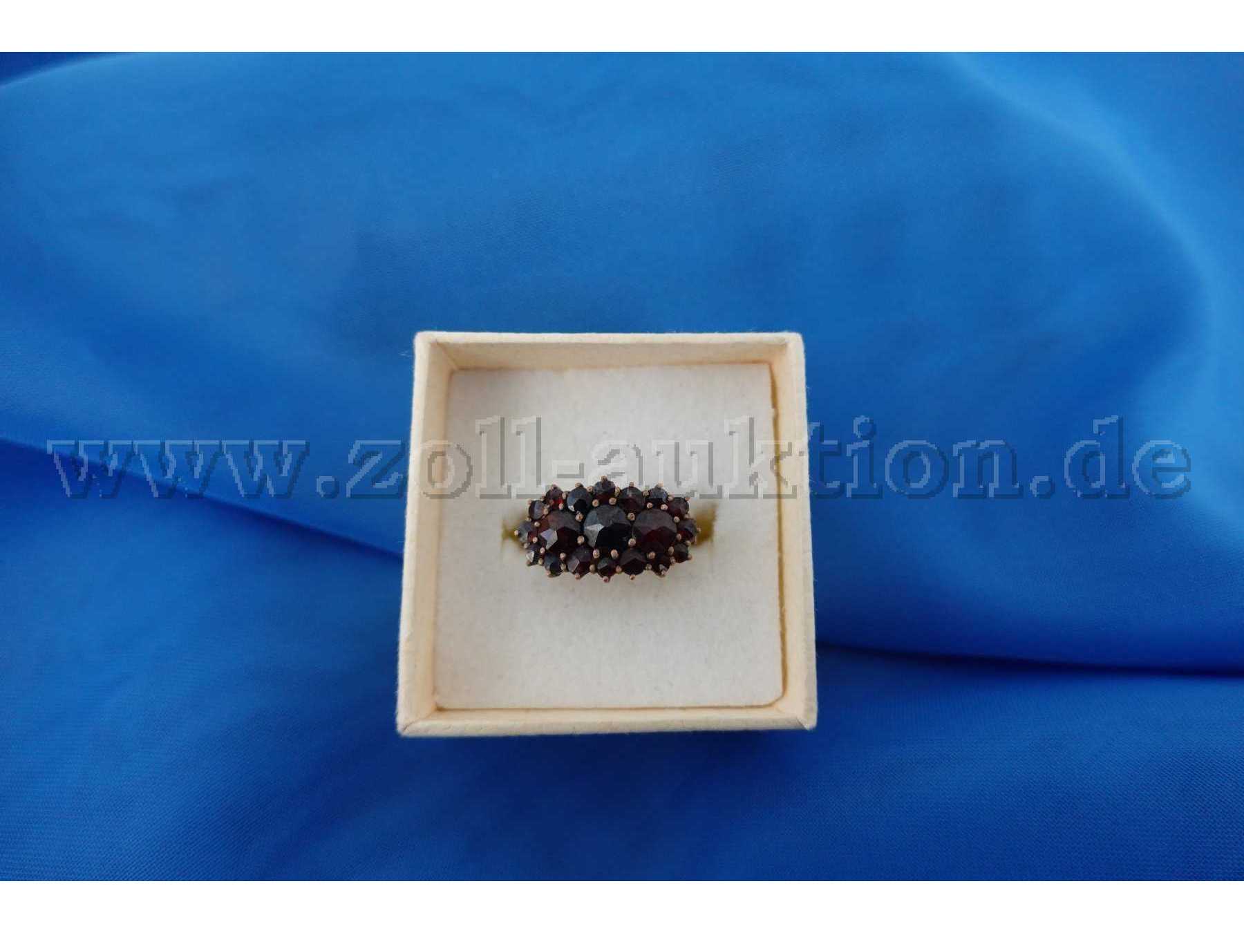 Ring 333er Gelbgold mit 19 Granatsteinen - Ansicht von oben