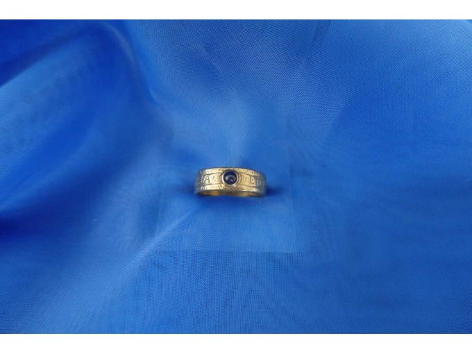1 Ring 333er Gold mit einem Granat Cabochon – kavel bij Zoll-Auktion, Hamburg