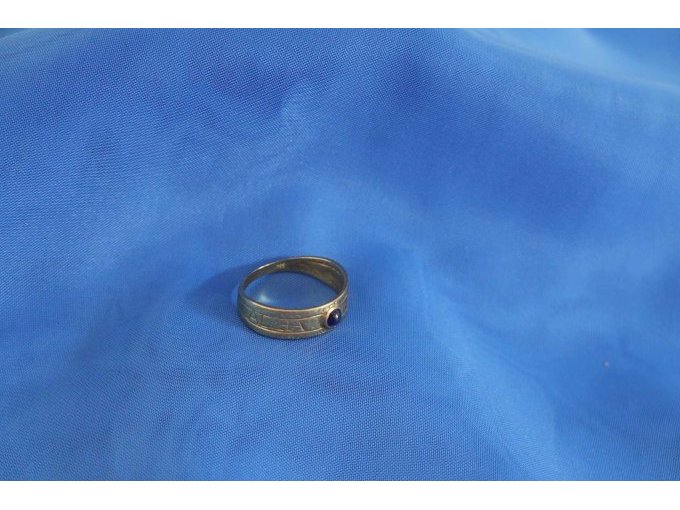 1 Ring 333er Gold mit einem Granat Cabochon – foto 3 – kavel bij Zoll-Auktion, Hamburg