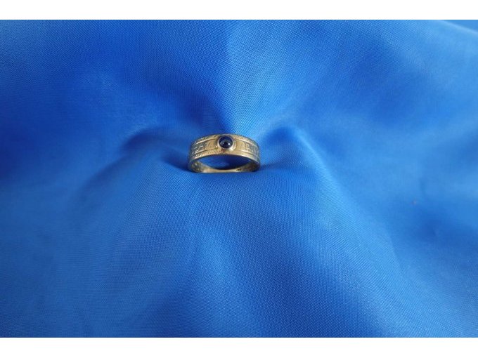 1 Ring 333er Gold mit einem Granat Cabochon – foto 2 – kavel bij Zoll-Auktion, Hamburg