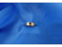 Ring 333er Gold mit einem Granat Cabochon - Draufsicht - Ringbeschriftung mit Alpha und Omega - christliches Symbol für "Anfang und Ende"