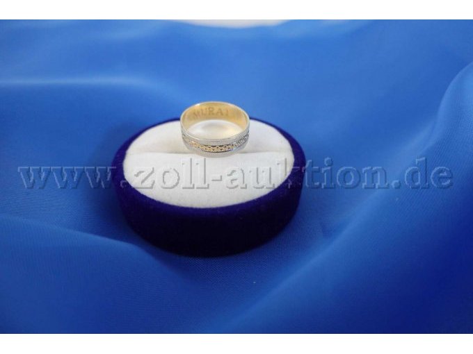 Ring 585er Geldgold mit 2 Brillanten, Oberfläche mit Struktur, Gravur auf der Innenfläche - Diagonalansicht