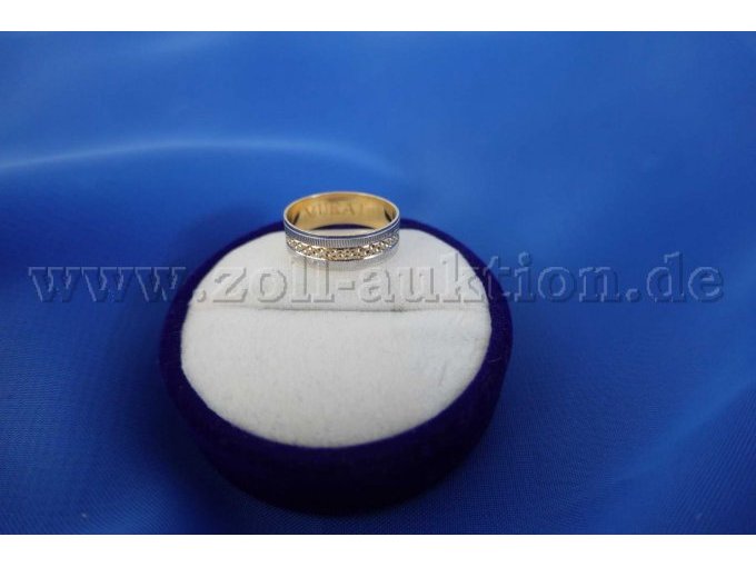 Ring 585er Geldgold mit 2 Brillanten, Oberfläche mit Struktur, Gravur auf der Innenfläche - Diagonalansicht