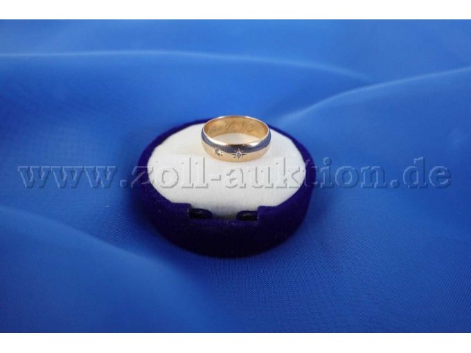 585er Gelbgold Ring mit 2 Brillianten - Diagonalansicht, mit Gravur Innenseite