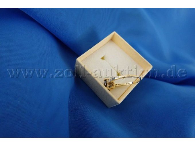 1 Ring 585er Gold mit 1 Granat in Schachbrettmuster und 7 Steinen (Zirkonia) - Diagonale
