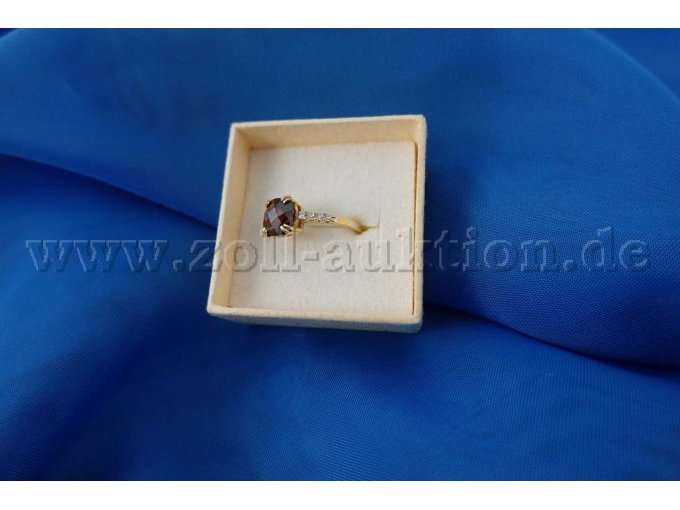 1 Ring 585er Gold mit 1 Granat in Schachbrettmuster und 7 Steinen (Zirkonia) - Seitenansicht mit 4 Steinen (Zirkonia, voll besetzt)
