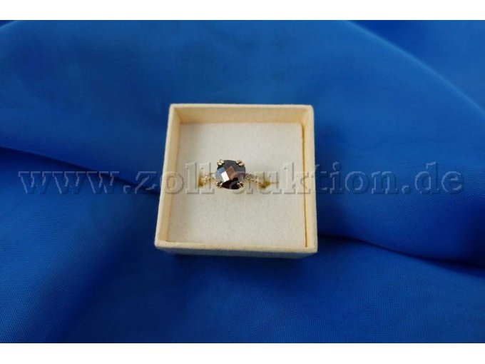 1 Ring 585er Gold mit 1 Granat in Schachbrettmuster und 7 Steinen (Zirkonia) - Ansicht von oben