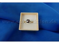1 Ring 585er Gold mit 1 Granat in Schachbrettmuster und 7 Steinen (Zirkonia) - Ansicht von oben