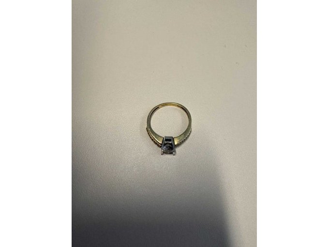 Ring 585er Gold mit weißem Stein