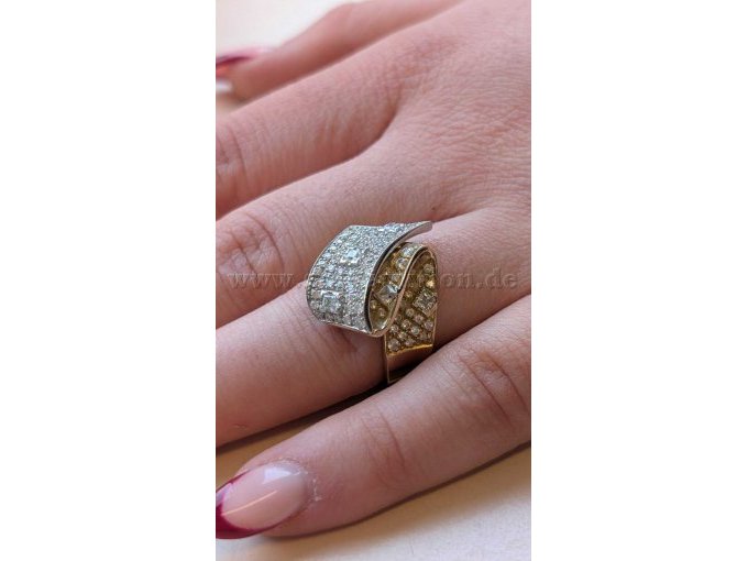 Ring 585er Gold mit weißen Steinen Detailansicht Ring 585er Gold mit weißen Steinen Detailansicht