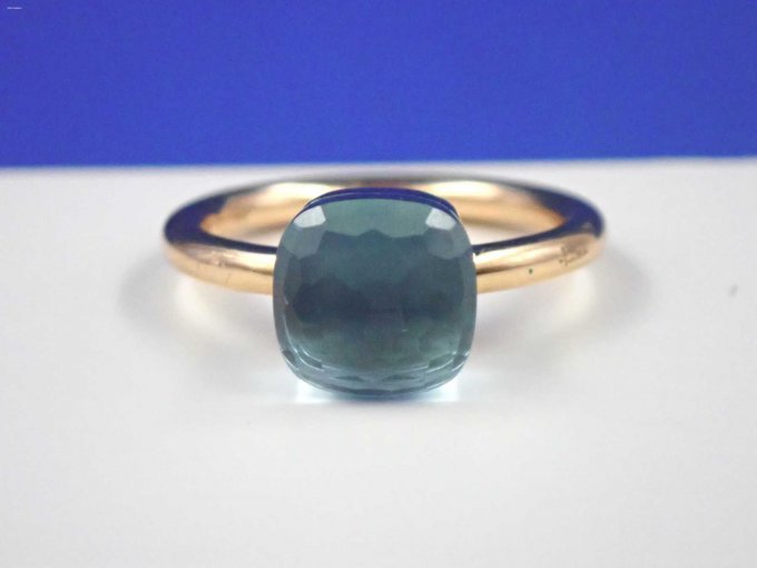 Blick auf den facettierten Glasstein