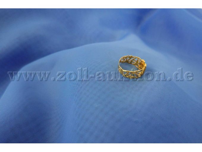 1 Ring 750er Gelbgold mit eine "N" und 8 Steinen - Diagonalansicht von der Seite