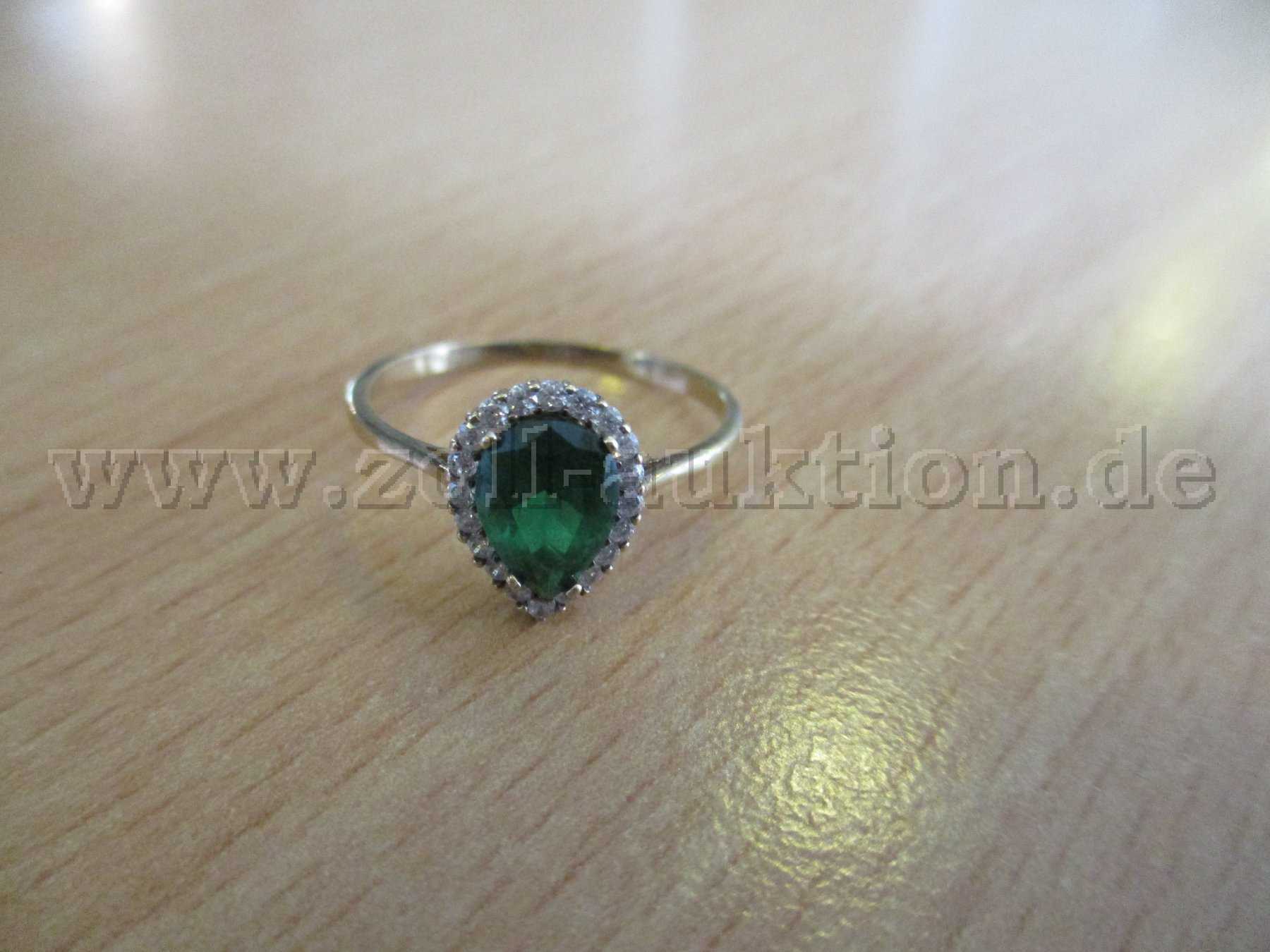 Ring mit den Steinen