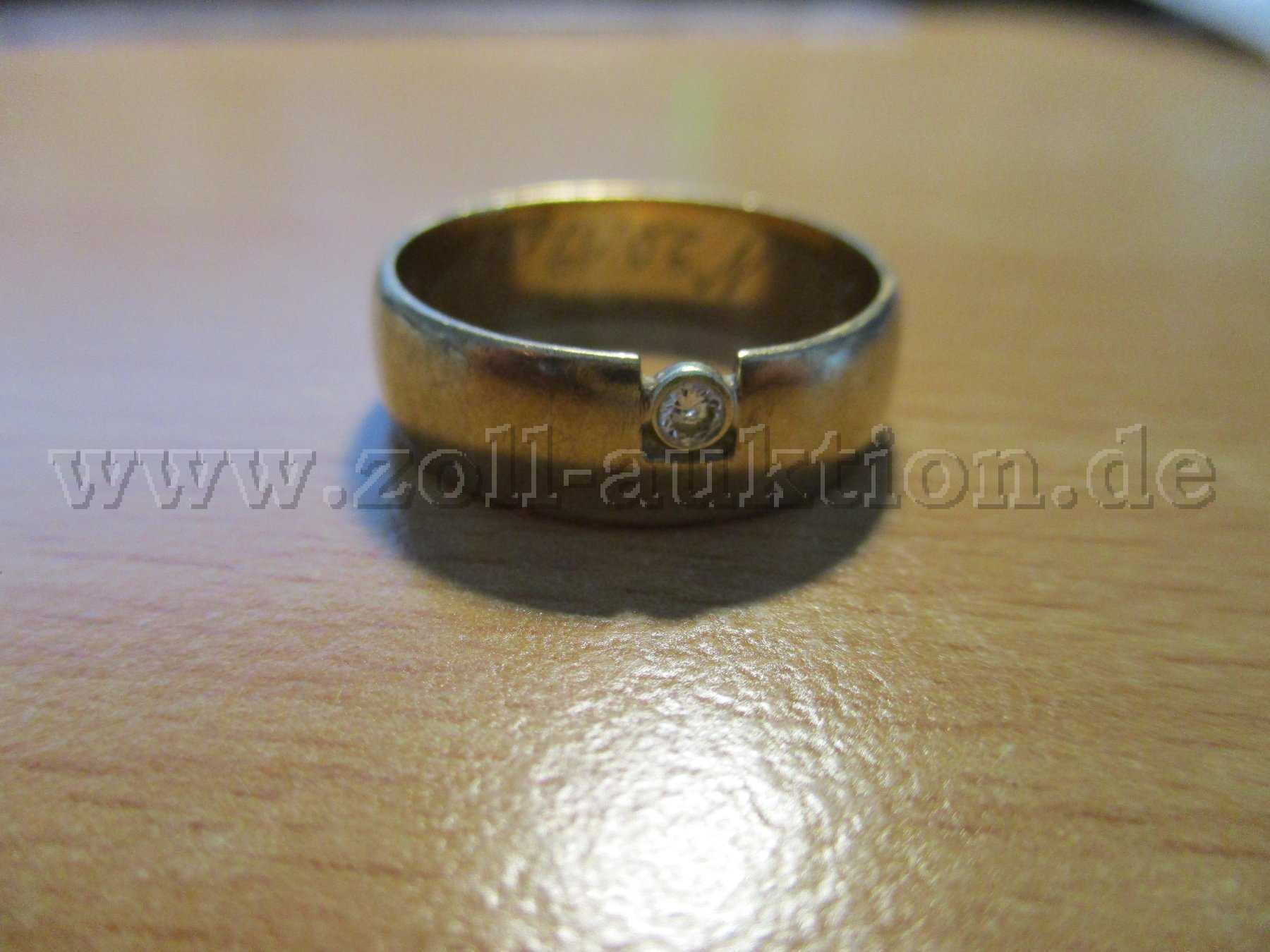 Ring mit Stein und Teilen der Gravur
