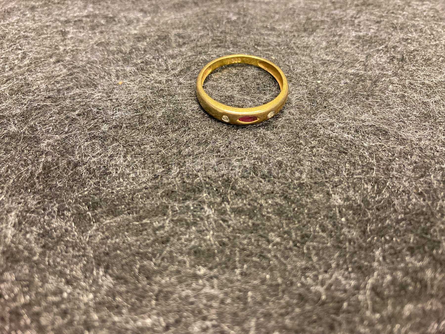 Ring mit Ansicht der Synthesen