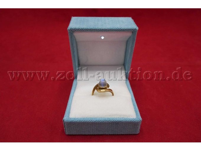 1 Ring aus 585/- Gelbgold mit Mondstein-Cabochon; 4,7 g; Gr. 53 – kavel bij Zoll-Auktion, Paderborn