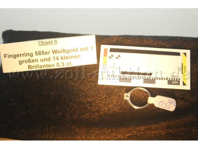 Ring 585er Weißgold mit einem großen und 14 kleinen Brillanten Ring 585er Weißgold mit einem großen und 14 kleinen Brillanten