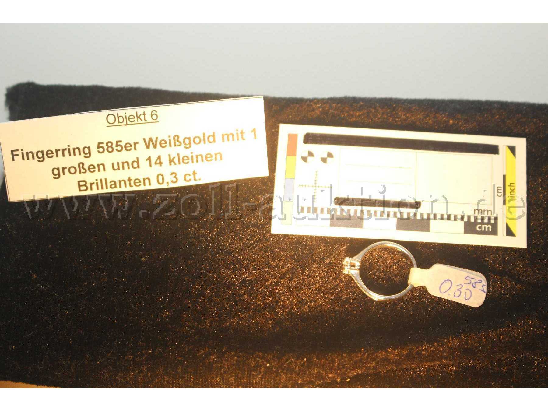 Ring 585er Weißgold mit einem großen und 14 kleinen Brillanten