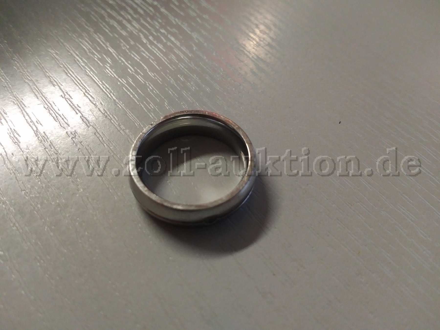 Bild 1 (Ring mit kleinem Stein und Gebrauchsspuren)