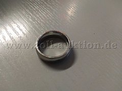 Bild 1 (Ring mit kleinem Stein und Gebrauchsspuren)