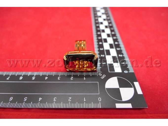 Lange Seite des Glassteins mit Maßstab