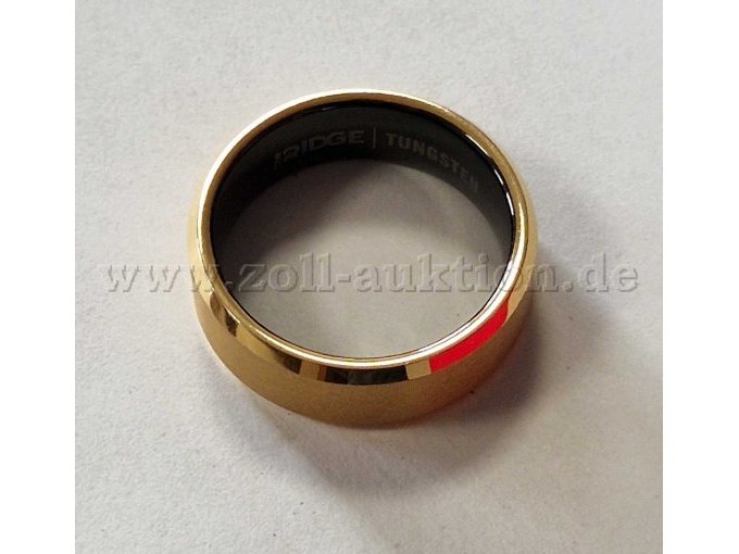 Ring mit abgeschrägten Kanten und Goldbeschichtung.