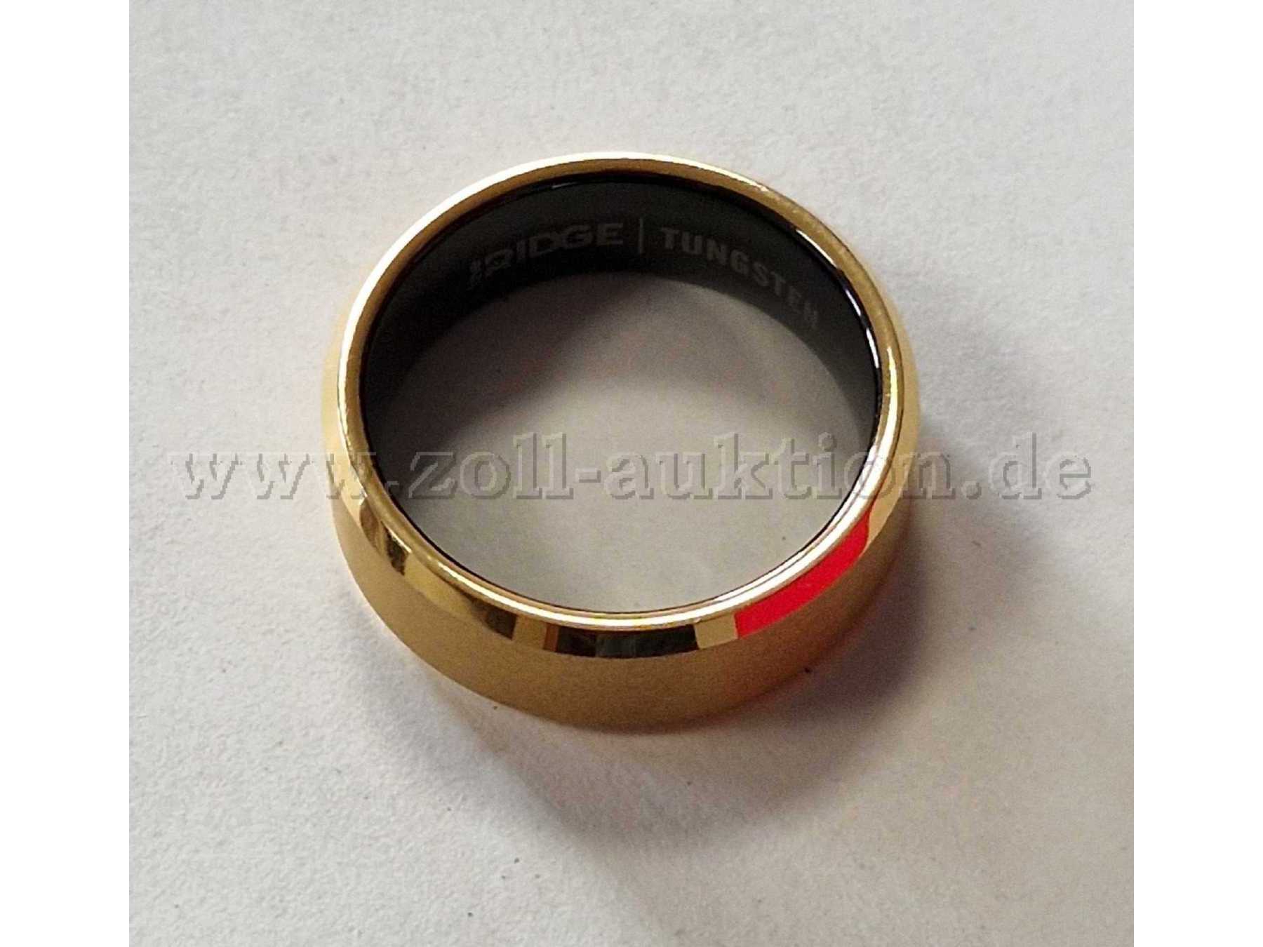 Ring mit abgeschrägten Kanten und Goldbeschichtung.