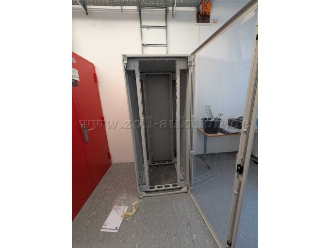 Frontansicht Netzwerkschrank