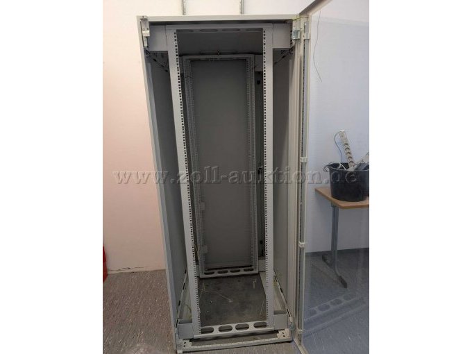 Frontansicht Netzwerkschrank