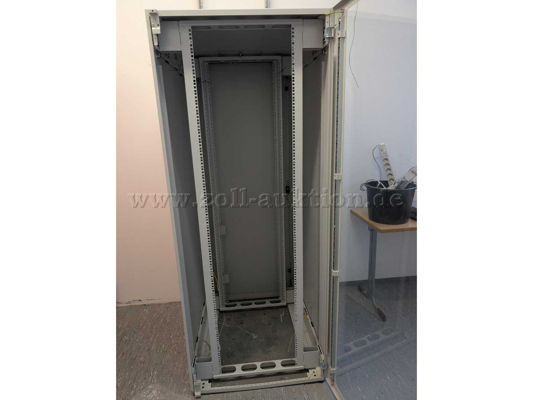 Frontansicht Netzwerkschrank