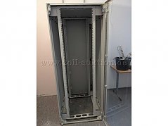 Frontansicht Netzwerkschrank