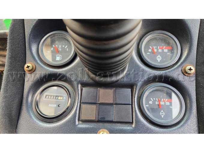 Armaturenbrett mit Betriebsstundenzähler