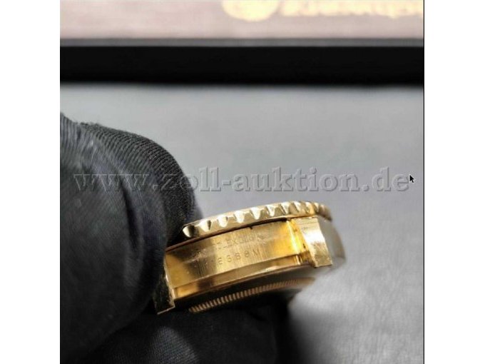 Refernz der Uhr am Gehäuse