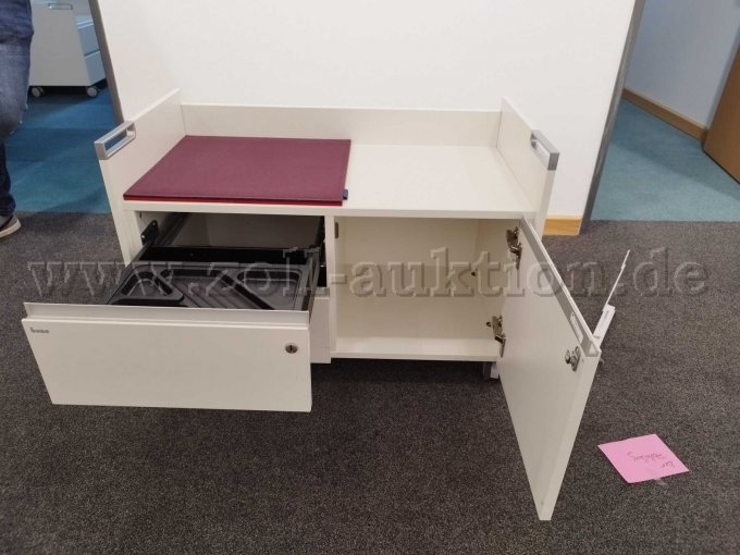 Frontansicht mit offenen Schubläden und Tür