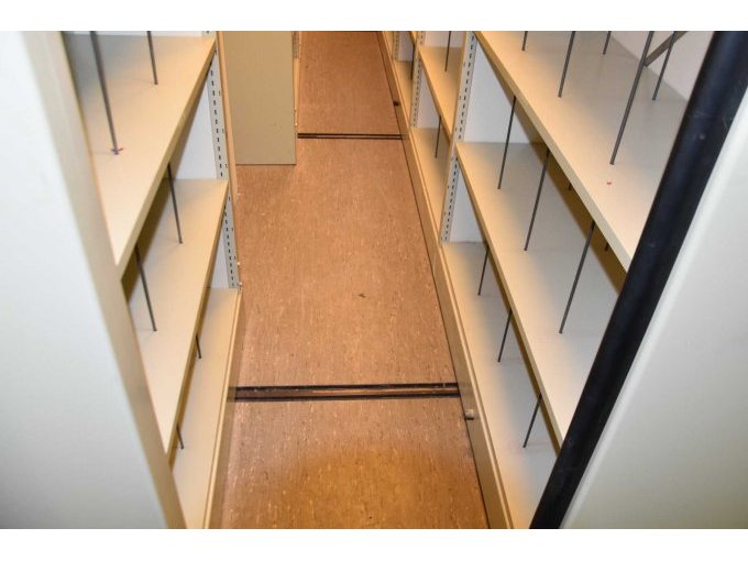 Sicht auf das Podest mit den Schienen