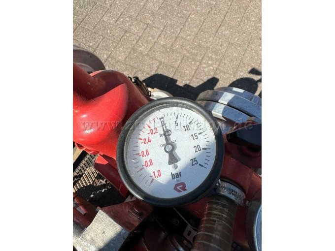 Nahaufnahme eines analogen Manometers der Feuerlöschkreiselpumpe, das an dieser montiert ist. Hier wird der Eingangsdruck abgebildet.
