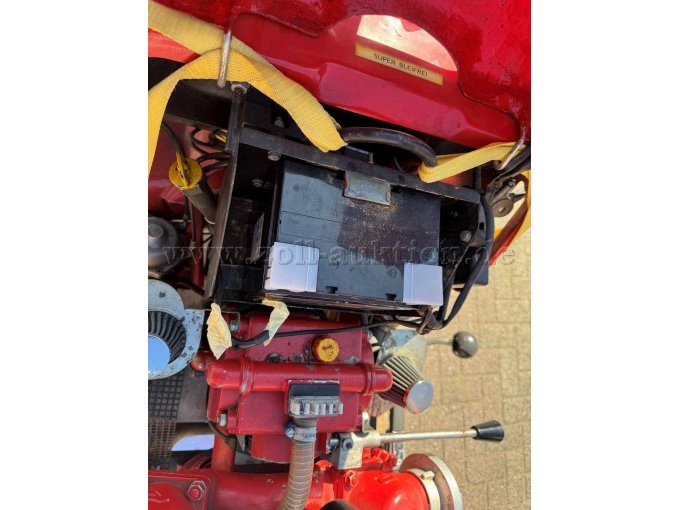 Nahaufnahme des Motors, hierauf zu erkennen, die Batterie, sowie diverse Filter, sowie Ölmessstab