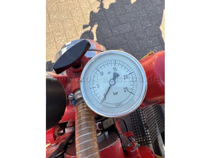 Detailaufnahme eines analogen Druckmanometers an der Feuerlöschkreiselpumpe. Die Skala reicht von 0 bis 25 bar. Der Zeiger steht im drucklosen Zustand nahe 0 bar. Das Manometer ist an einem roten Arma